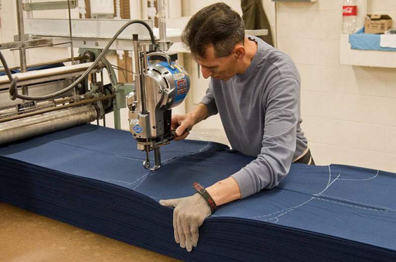 Máy cắt vải hỗ trợ quá trình cắt vải diễn ra nhanh chóng và chính xác