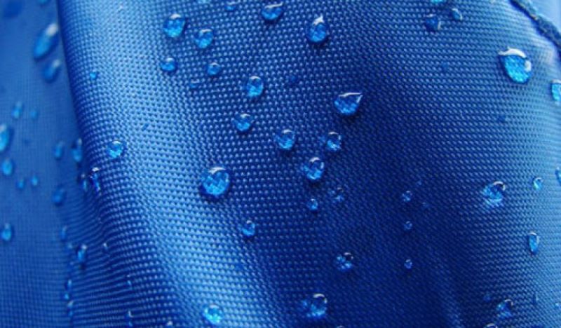 Nhận biết áo thun cotton 100% với phương pháp thấm nước đơn giản
